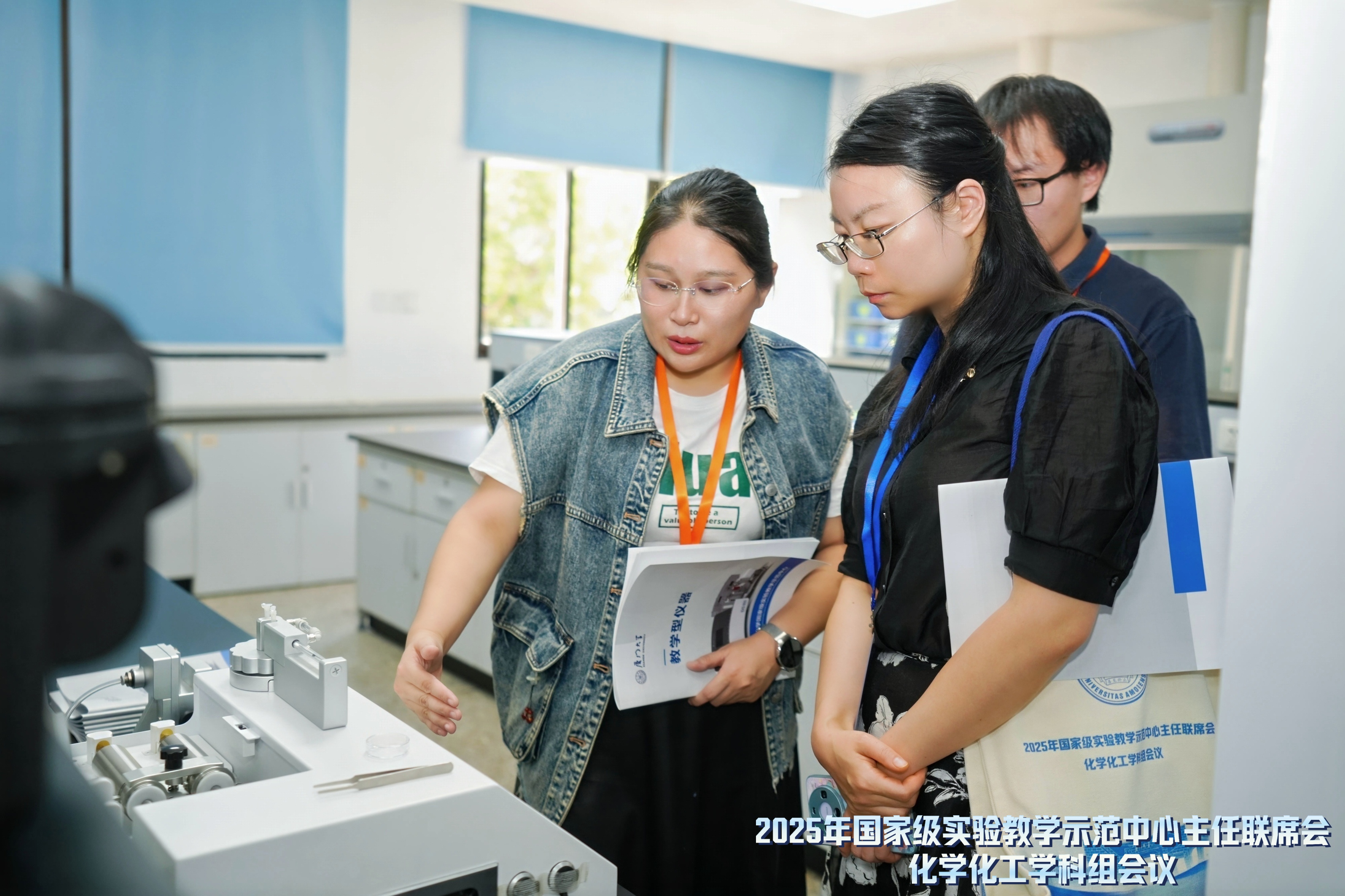 老师参观液体门控智能测试分析仪